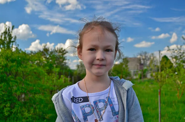 Kind Meisje Springen Een Trampoline Een Voorstedelijk Gebied — Stockfoto