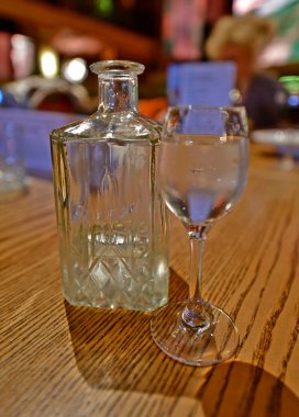 Lekeli bir sürahi ve masada bir kadeh votka..