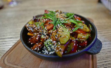 Kızarmış tavayla fırında sebze..