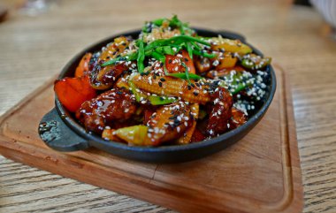 Kızarmış tavayla fırında sebze..