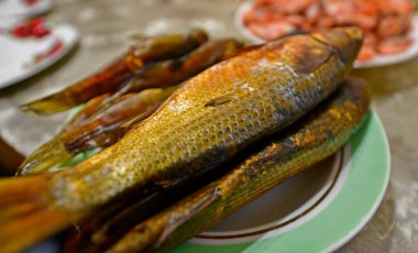 Karadeniz 'in lezzetli tütsülenmiş balığı, Odessa' dan alınmış..
