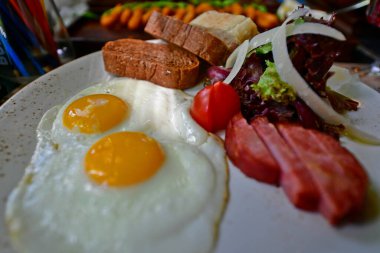 Kızarmış yumurta bekarların ve öğrencilerin en sevdiği yemektir..