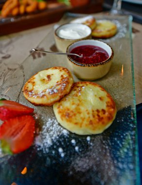 Peynirli kek - bir tabak süzme peynir ve un, kızgın yağda tavada kızartılmış..