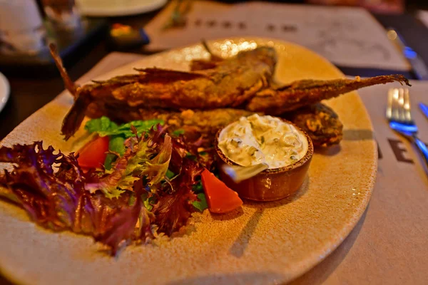 Deliziosi Grandi Gobies Fritti Serviti Nel Ristorante — Foto Stock