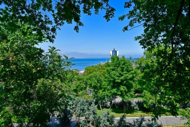 Ukrayna, Odessa 05.25.2021. Kısa bir süre önce, 2013 yılından beri İstanbul olarak adlandırılan Primorsky Bulvarı 'nda bir park restore edildi. Şu anki adını kardeş şehrin onuruna almıştır..