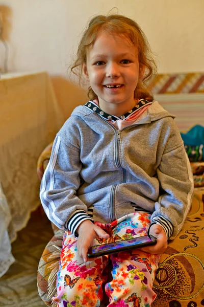 Menina Criança Menino Estão Brincando Sofá — Fotografia de Stock