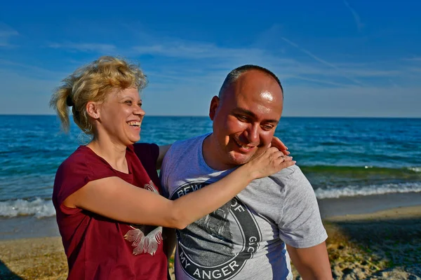 Dos Familias Jóvenes Hicieron Picnic Junto Mar — Foto de Stock