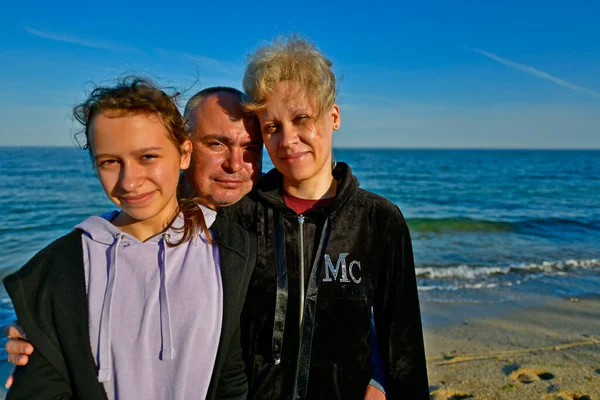 Zwei Junge Familien Picknickten Meer — Stockfoto