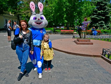 Anne ve kızı Odessa 'nın sokaklarında yürüyor..