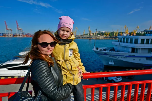 Annesiyle Tekne Gezisinde Olan Bir Çocuk — Stok fotoğraf