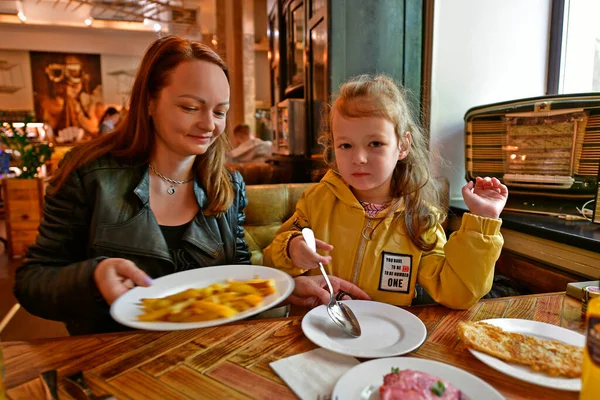 母親と子供の女の子はレストランで昼食を持っています ロイヤリティフリーのストック写真