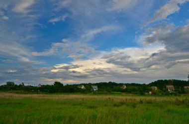 İlkbahar yağmurundan sonra köydeki güzel tarlalar ve çayırlar..