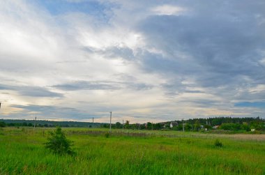 İlkbahar yağmurundan sonra köydeki güzel tarlalar ve çayırlar..