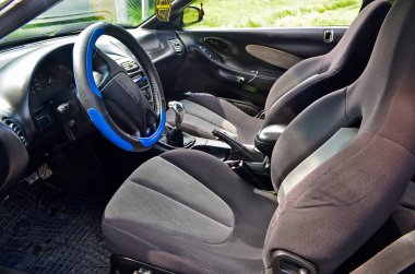 Ukrayna, Novomoskovsk 06.12.2021. Tamir edilmiş güzel spor araba Ford Probe 2. Parlatılmış ve salonda ovalanmış..