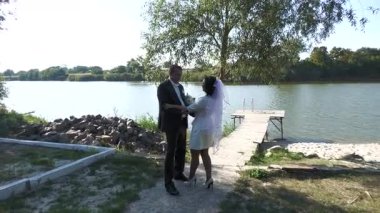 Olgun bir çift, karı koca, evlilik yıldönümlerini çocuklarıyla kutluyorlar. Eylül ayında, bir gölün kıyısındaki bir dinlenme merkezi..