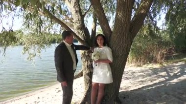 Olgun bir çift, karı koca, evlilik yıldönümlerini çocuklarıyla kutluyorlar. Eylül ayında, bir gölün kıyısındaki bir dinlenme merkezi..