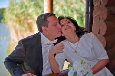 Olgun bir çift, karı koca, evlilik yıldönümlerini çocuklarıyla kutluyorlar. Eylül ayında, bir gölün kıyısındaki bir dinlenme merkezi..