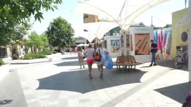 Odessa bölgesi, Odessa şehri, Ukrayna 08 / 10 / 2020. Arcadia Beach, Odessa 'nın Karadeniz kıyısındaki en ünlü ve popüler tatil beldesi olup, kumlu plajlar, kafeler, restoranlar, kulüpler ve bir su parkı sunmaktadır..