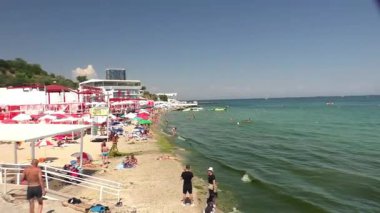 Odessa bölgesi, Odessa şehri, Ukrayna 08 / 10 / 2020. Arcadia Beach, Odessa 'nın Karadeniz kıyısındaki en ünlü ve popüler tatil beldesi olup, kumlu plajlar, kafeler, restoranlar, kulüpler ve bir su parkı sunmaktadır..