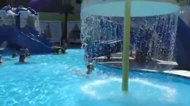 Odessa bölgesi, Odessa şehri, Ukrayna 08 / 10 / 2020. Arcadia Beach, Odessa 'nın Karadeniz kıyısındaki en ünlü ve popüler tatil beldesi olup, kumlu plajlar, kafeler, restoranlar, kulüpler ve bir su parkı sunmaktadır..