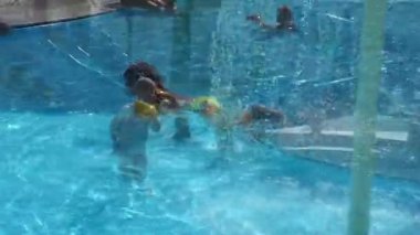 Odessa bölgesi, Odessa şehri, Ukrayna 08 / 10 / 2020. Arcadia Beach, Odessa 'nın Karadeniz kıyısındaki en ünlü ve popüler tatil beldesi olup, kumlu plajlar, kafeler, restoranlar, kulüpler ve bir su parkı sunmaktadır..