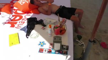 Odessa bölgesi, Odessa şehri, Ukrayna 08 / 10 / 2020. Arcadia Beach, Odessa 'nın Karadeniz kıyısındaki en ünlü ve popüler tatil beldesi olup, kumlu plajlar, kafeler, restoranlar, kulüpler ve bir su parkı sunmaktadır..