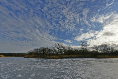 Buz gibi bir nehir boyunca kış yürüyüşü, nehir kıyılarını ve manzaraların kış masalı. Doğu Ukrayna, Samara Nehri.