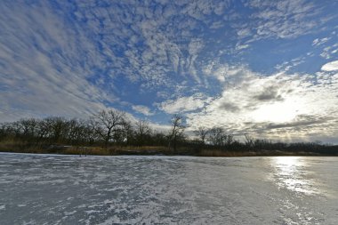 Buz gibi bir nehir boyunca kış yürüyüşü, nehir kıyılarını ve manzaraların kış masalı. Doğu Ukrayna, Samara Nehri.