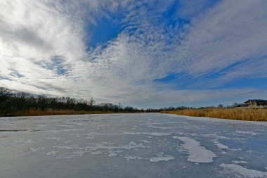 Buz gibi bir nehir boyunca kış yürüyüşü, nehir kıyılarını ve manzaraların kış masalı. Doğu Ukrayna, Samara Nehri.