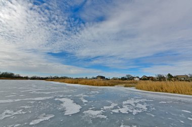 Buz gibi bir nehir boyunca kış yürüyüşü, nehir kıyılarını ve manzaraların kış masalı. Doğu Ukrayna, Samara Nehri.