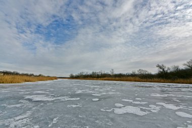 Buz gibi bir nehir boyunca kış yürüyüşü, nehir kıyılarını ve manzaraların kış masalı. Doğu Ukrayna, Samara Nehri.