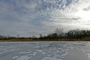 Buz gibi bir nehir boyunca kış yürüyüşü, nehir kıyılarını ve manzaraların kış masalı. Doğu Ukrayna, Samara Nehri.