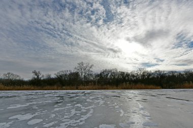Buz gibi bir nehir boyunca kış yürüyüşü, nehir kıyılarını ve manzaraların kış masalı. Doğu Ukrayna, Samara Nehri.