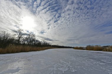 Buz gibi bir nehir boyunca kış yürüyüşü, nehir kıyılarını ve manzaraların kış masalı. Doğu Ukrayna, Samara Nehri.