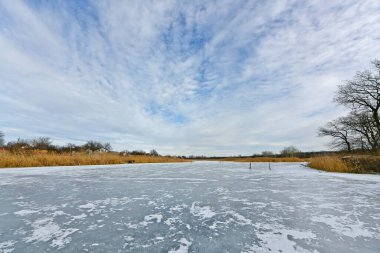 Buz gibi bir nehir boyunca kış yürüyüşü, nehir kıyılarını ve manzaraların kış masalı. Doğu Ukrayna, Samara Nehri.