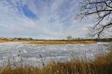Buz gibi bir nehir boyunca kış yürüyüşü, nehir kıyılarını ve manzaraların kış masalı. Doğu Ukrayna, Samara Nehri.