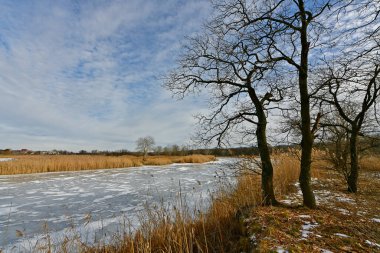 Buz gibi bir nehir boyunca kış yürüyüşü, nehir kıyılarını ve manzaraların kış masalı. Doğu Ukrayna, Samara Nehri.