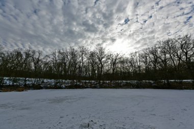 Buz gibi bir nehir boyunca kış yürüyüşü, nehir kıyılarını ve manzaraların kış masalı. Doğu Ukrayna, Samara Nehri.