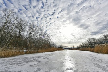 Buz gibi bir nehir boyunca kış yürüyüşü, nehir kıyılarını ve manzaraların kış masalı. Doğu Ukrayna, Samara Nehri.