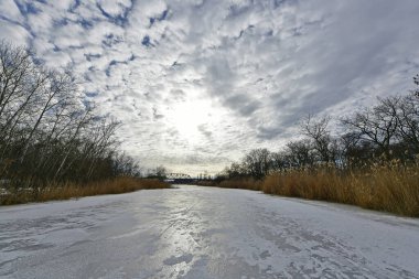 Buz gibi bir nehir boyunca kış yürüyüşü, nehir kıyılarını ve manzaraların kış masalı. Doğu Ukrayna, Samara Nehri.