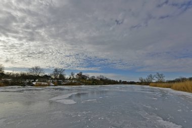 Buz gibi bir nehir boyunca kış yürüyüşü, nehir kıyılarını ve manzaraların kış masalı. Doğu Ukrayna, Samara Nehri.
