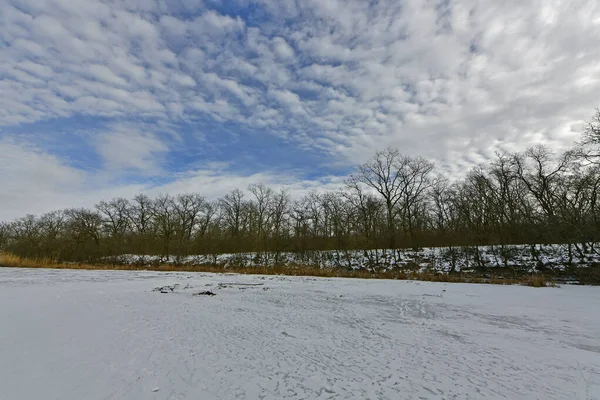 Buz gibi bir nehir boyunca kış yürüyüşü, nehir kıyılarını ve manzaraların kış masalı. Doğu Ukrayna, Samara Nehri.