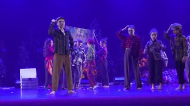 Dnipropetrovsk Oblastı, Novomoskovsk, Ukrayna, 25 Aralık 2025. Çocukların son konseri, çağdaş dans okulu. Geri çekilme sırasında Doğu Ukrayna.