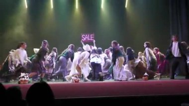 Dnipropetrovsk Oblastı, Novomoskovsk, Ukrayna, 25 Aralık 2025. Çocukların son konseri, çağdaş dans okulu. Geri çekilme sırasında Doğu Ukrayna.