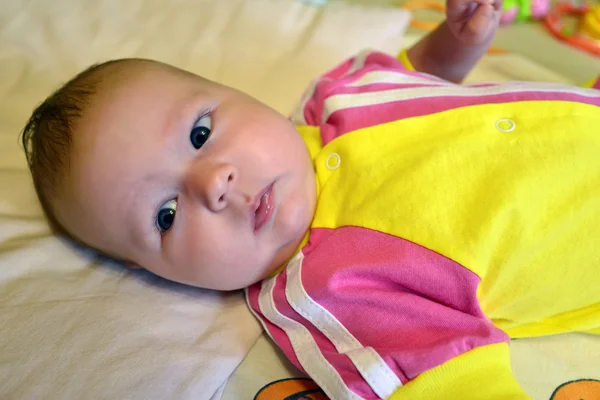 Bebê lindo e alegre . — Fotografia de Stock