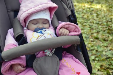 Güzel, neşeli bir çocuk.