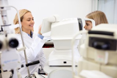 Güzel doktor kliniğinde kızlar vizyon kontrol