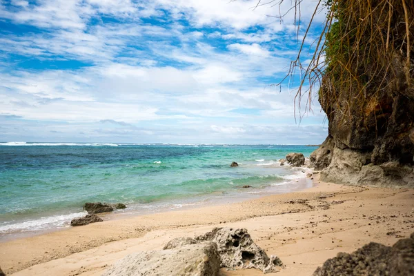 Tropical beach with azure sea — Stock Photo, Image