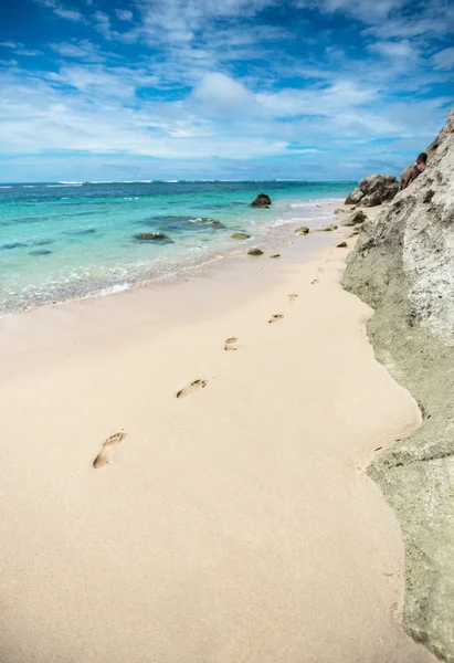 Voetafdrukken in het zand op het strand — Stockfoto