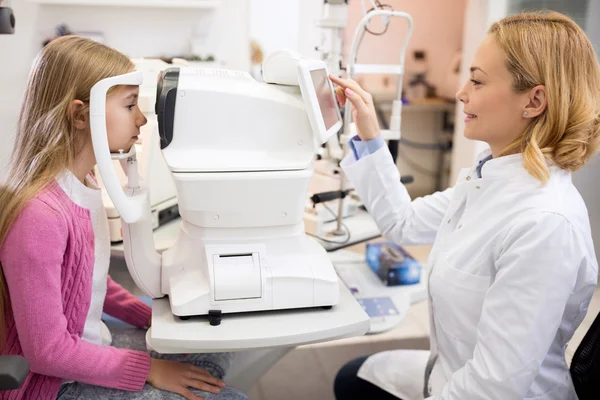 Medico di controllo della vista della ragazza su oftalmologo — Foto Stock